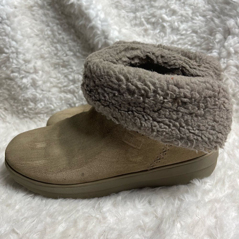 Fitflop Shorty Khaki suede ankle boots shearling lining stitching accent. SZ8.5